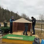 Установка Рождественских ели и вертепа на территории храма